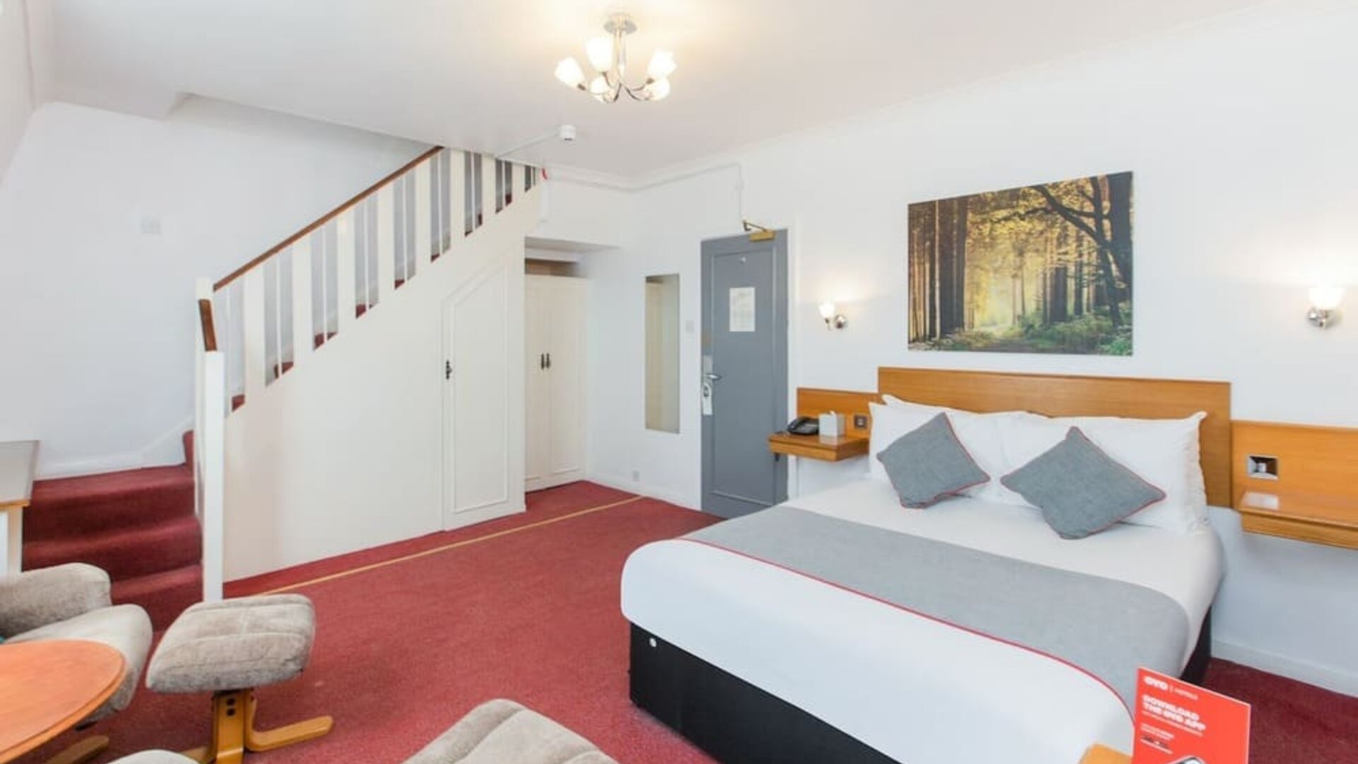 Day room with couch at Stade Court Hotel.