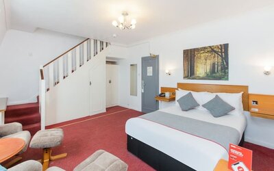 Day room with couch at Stade Court Hotel.