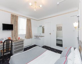 Day room with workspace at Stade Court Hotel.