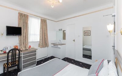 Day room with workspace at Stade Court Hotel.