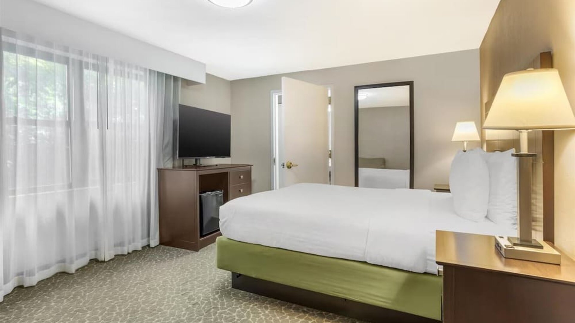 Day room with ensuite at Best Western Fort Lee.