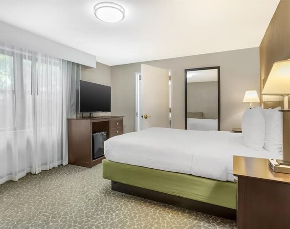 Day room with ensuite at Best Western Fort Lee.