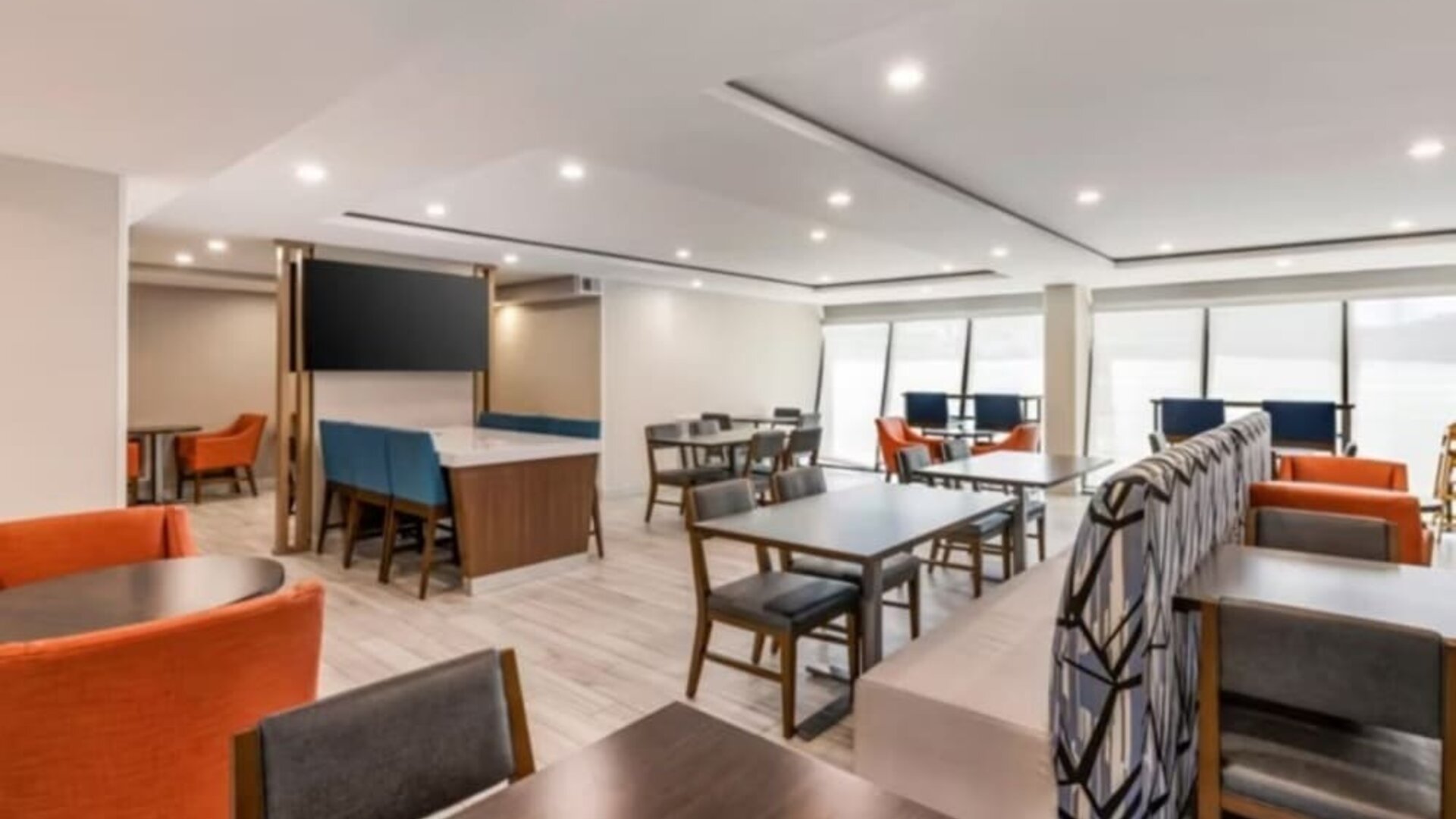 Restaurant at Holiday Inn Express Chicago - Downers Grove.