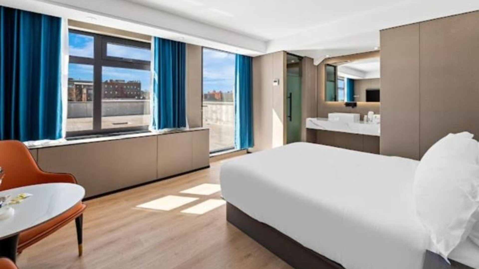 Day use room with natural light at Ly New York Hotel.
