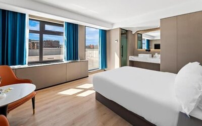 Day use room with natural light at Ly New York Hotel.
