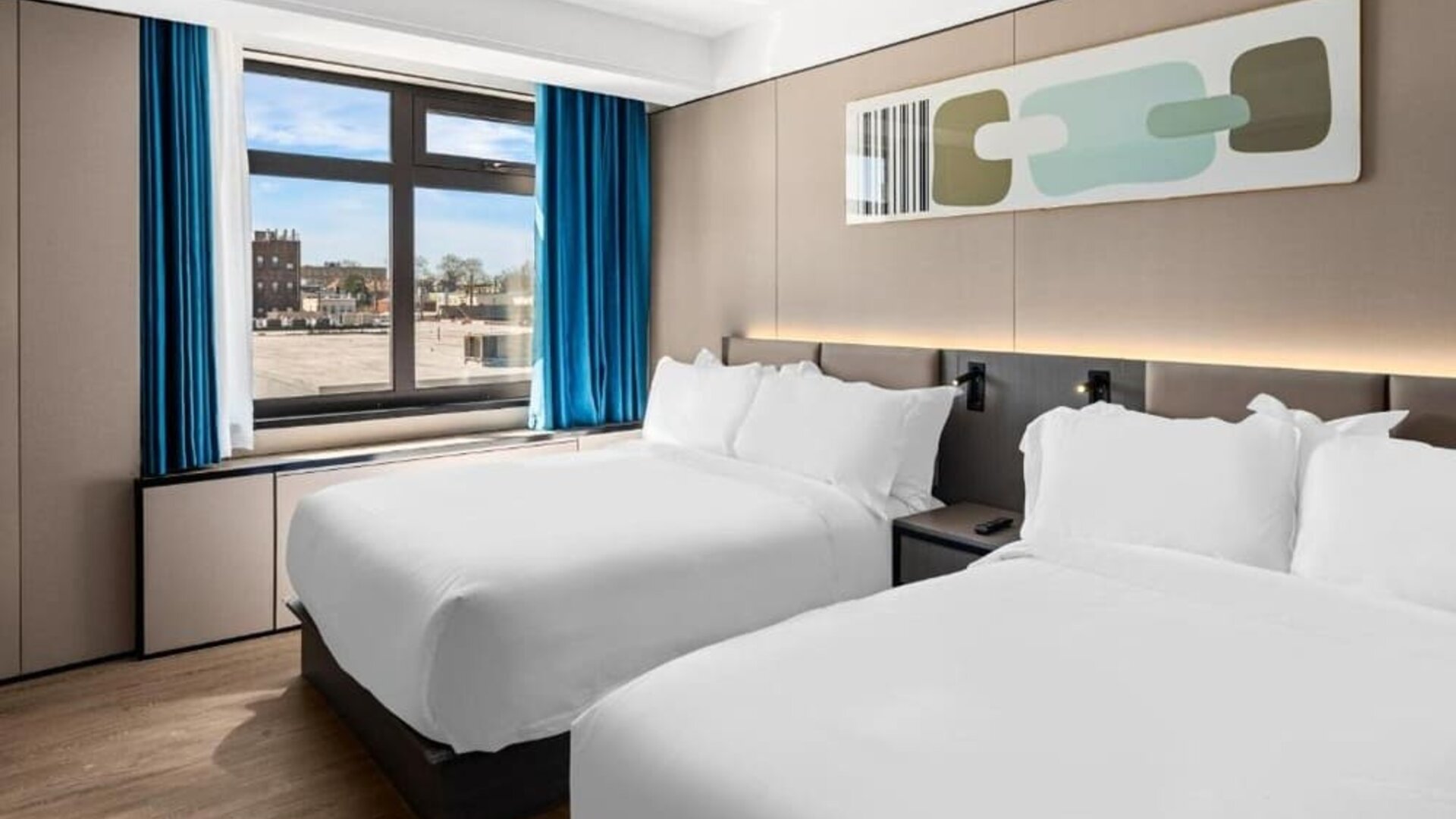 Day use room with natural light at Ly New York Hotel.
