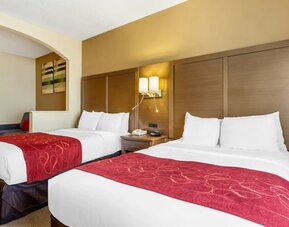 Day room with two beds, shared nightstand, and wall-mounted reading lights at Comfort Suites Bush Intercontinental Airport.