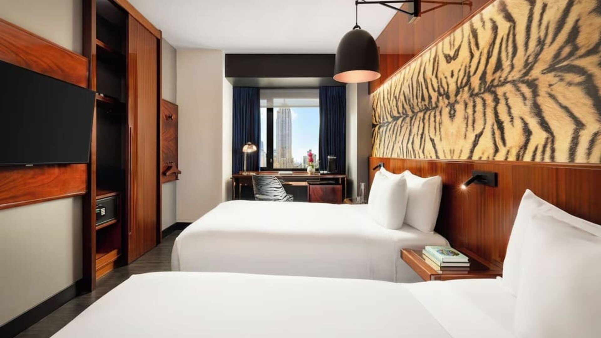 Double room with two beds, modern décor, and workspace at Hotel Hendricks.