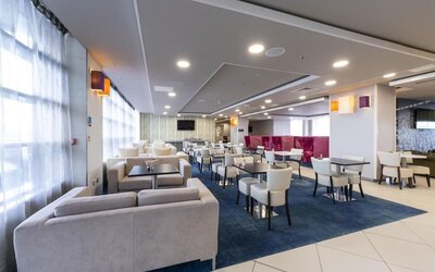 Lounge and lobby at Hampton By Hilton Liverpool/John Lennon Airport.