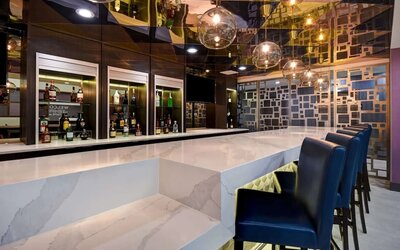 Cozy hotel bar at Hampton Inn NY-JFK.