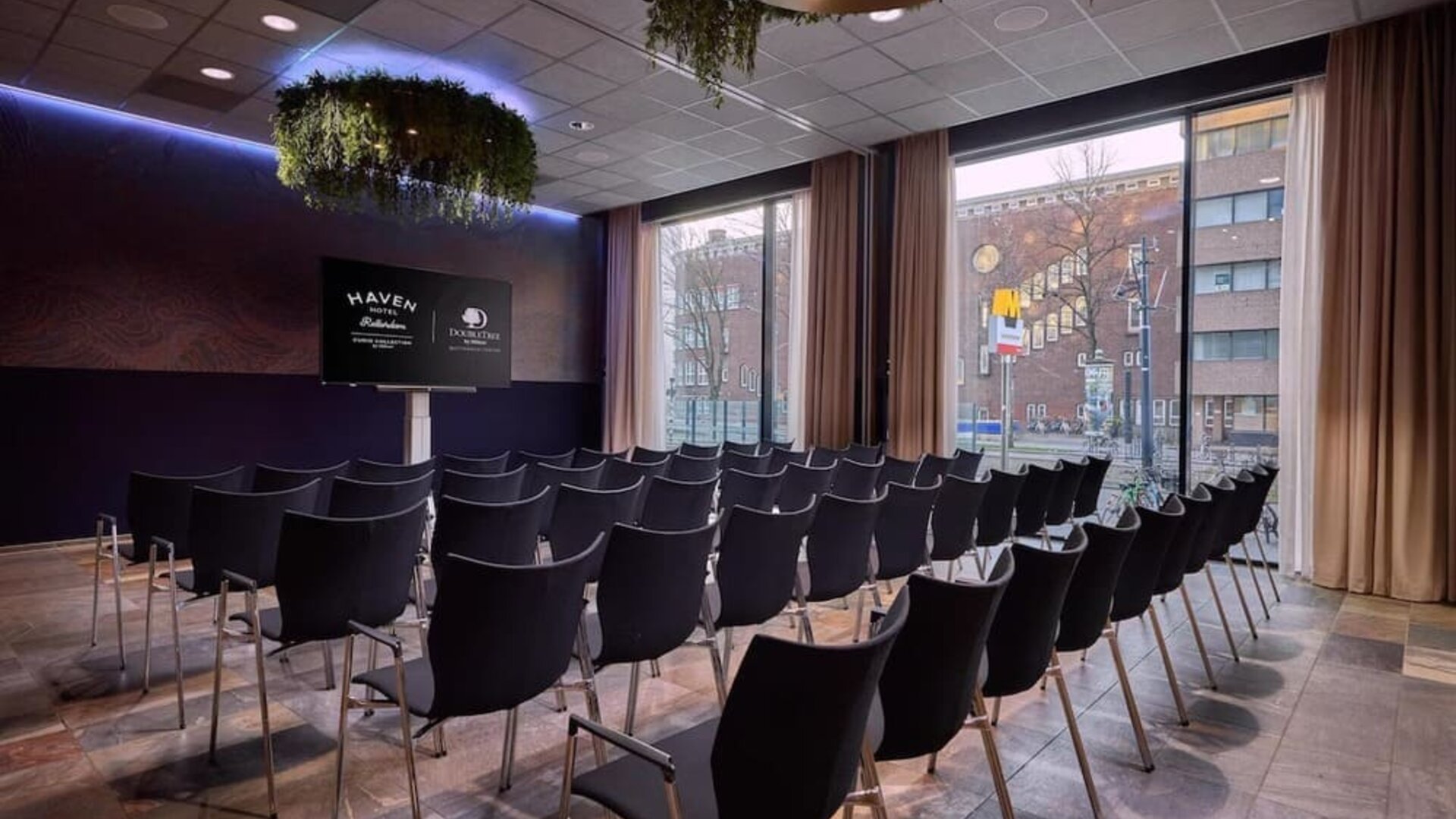 Professional meeting and conference room at Haven Hotel Rotterdam.