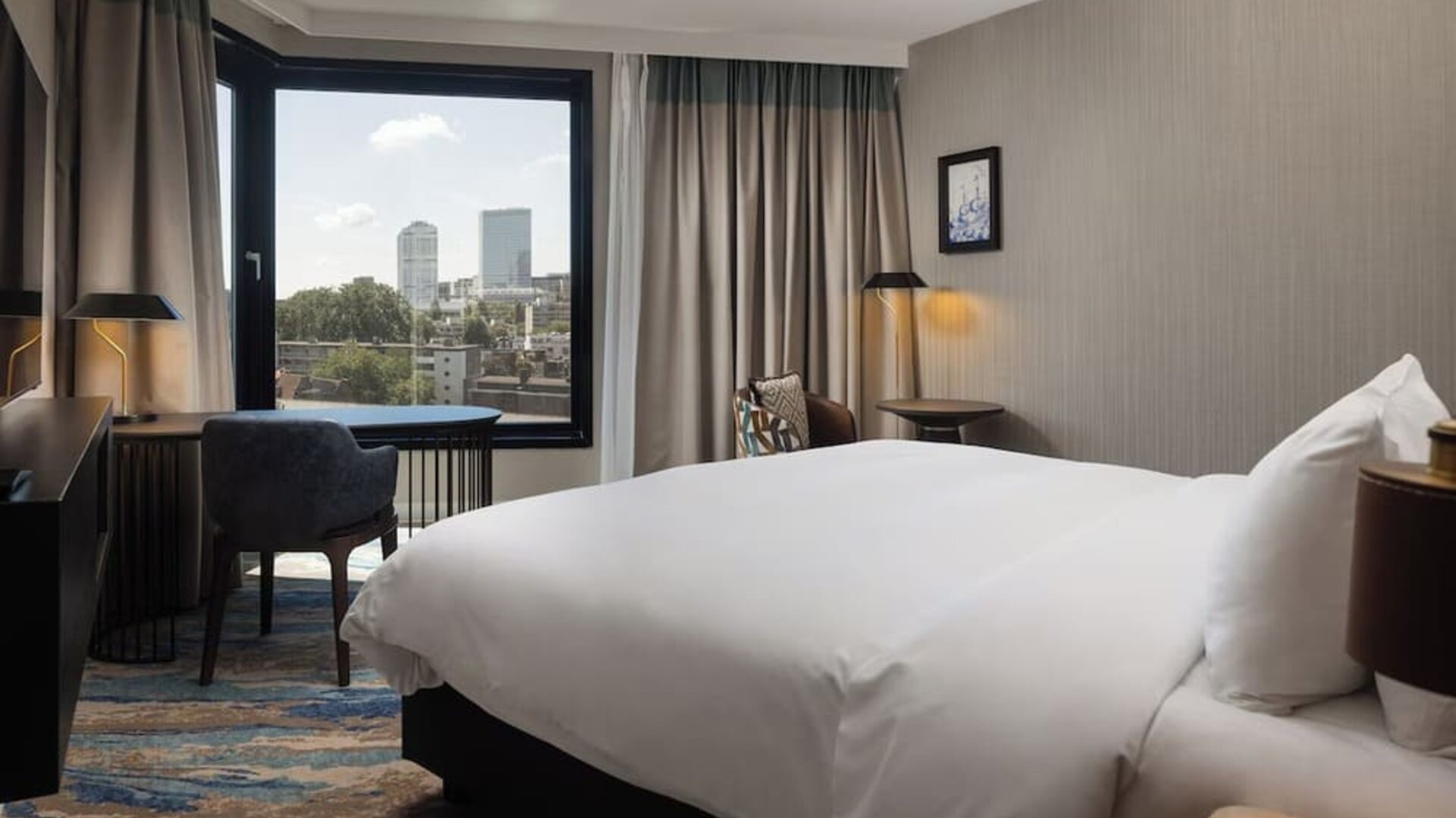 Day use room with large windows at Haven Hotel Rotterdam.