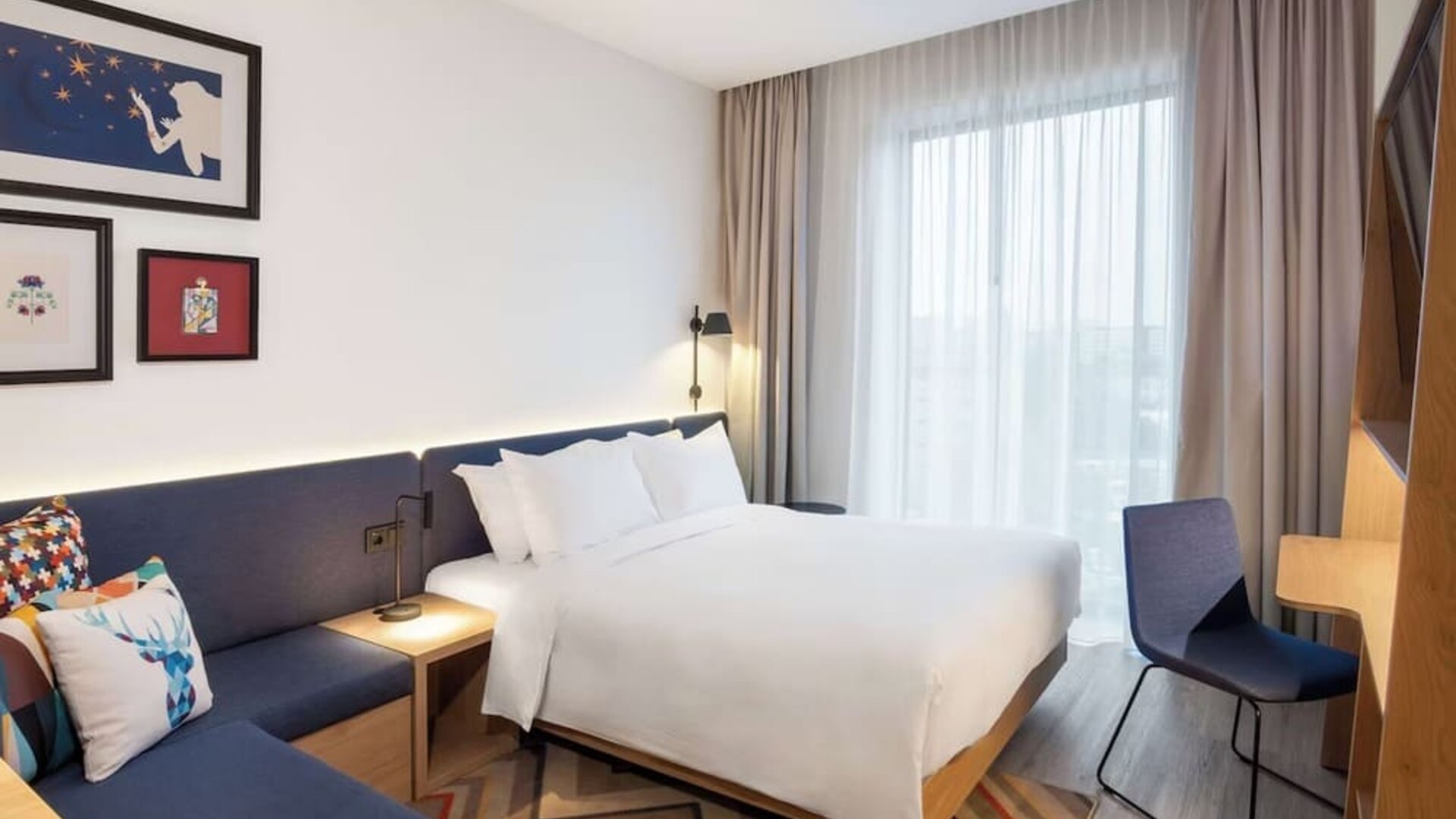 Cozy delux king room with couch at Hampton By Hilton Tallinn.