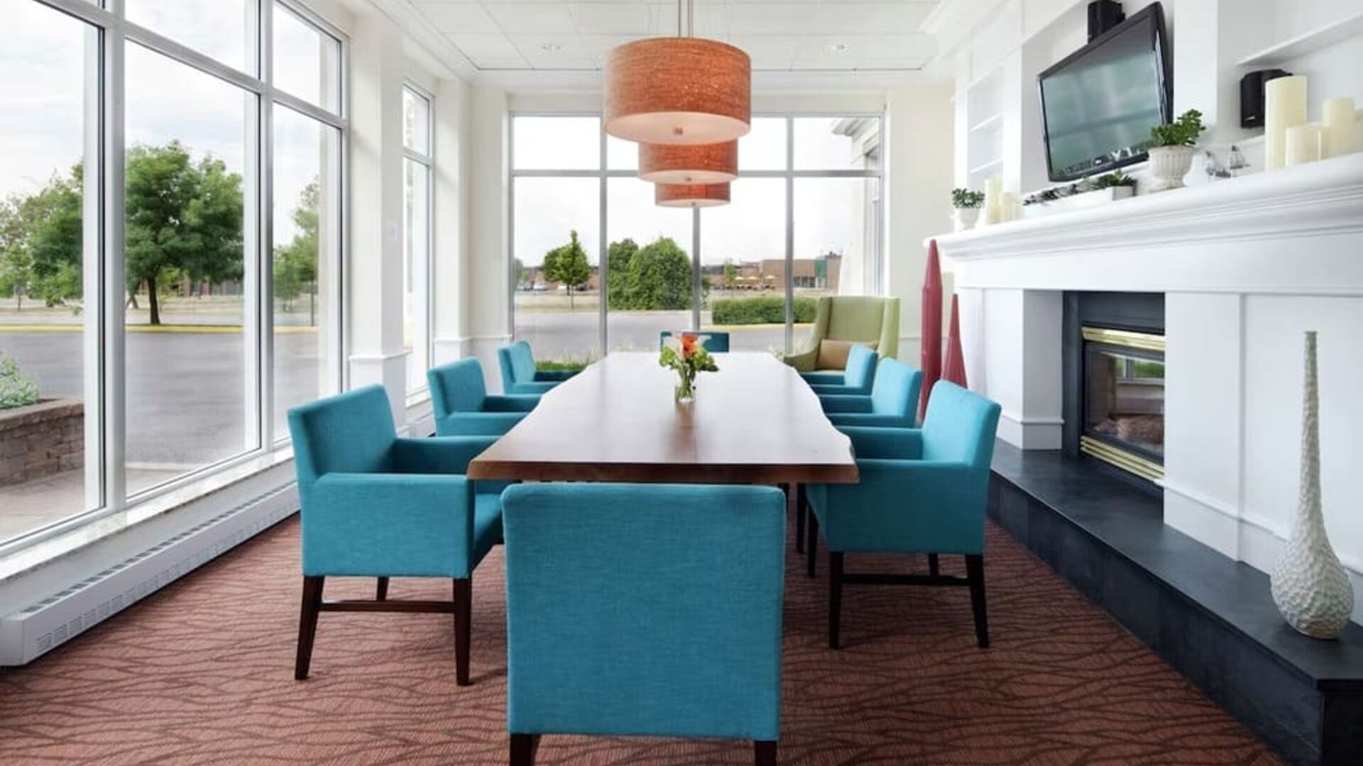 Small meeting room with natural light at Hilton Garden Inn Montreal Airport.
