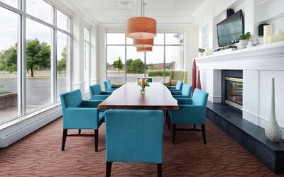 Small meeting room with natural light at Hilton Garden Inn Montreal Airport.