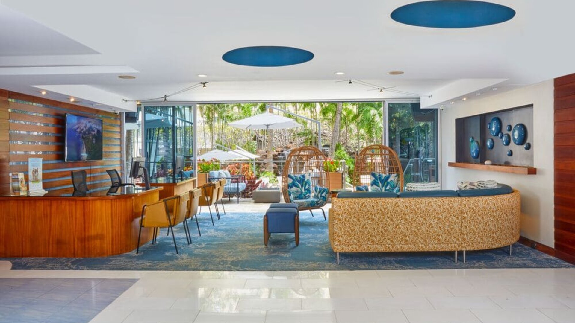 Contemporary seating and lounge area at Courtyard Waikiki Beach.