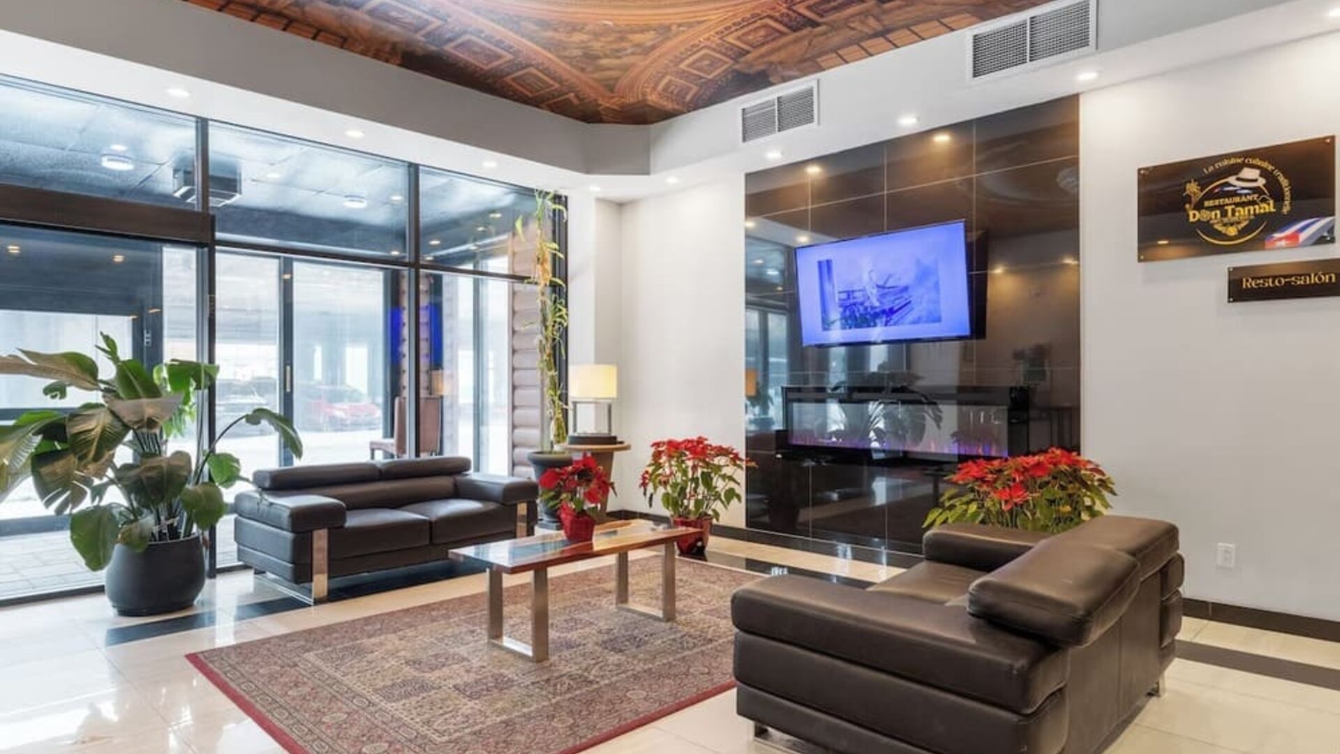 Elegant reception and lounge area at Hotel Montreal Metropolitan, An Ascend Collection Hotel.