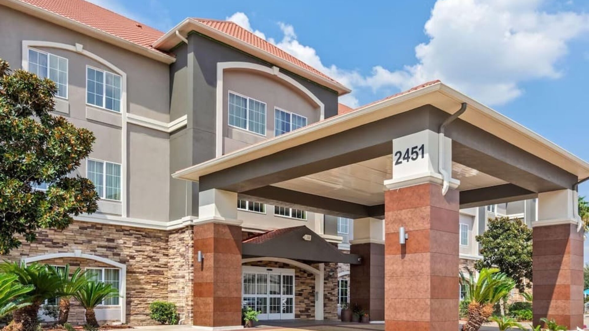 Exterior view of La Quinta Inn & Suites By Wyndham Houston Energy Corridor.