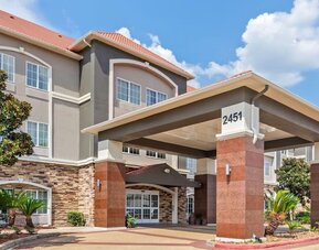 Exterior view of La Quinta Inn & Suites By Wyndham Houston Energy Corridor.