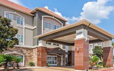 Exterior view of La Quinta Inn & Suites By Wyndham Houston Energy Corridor.