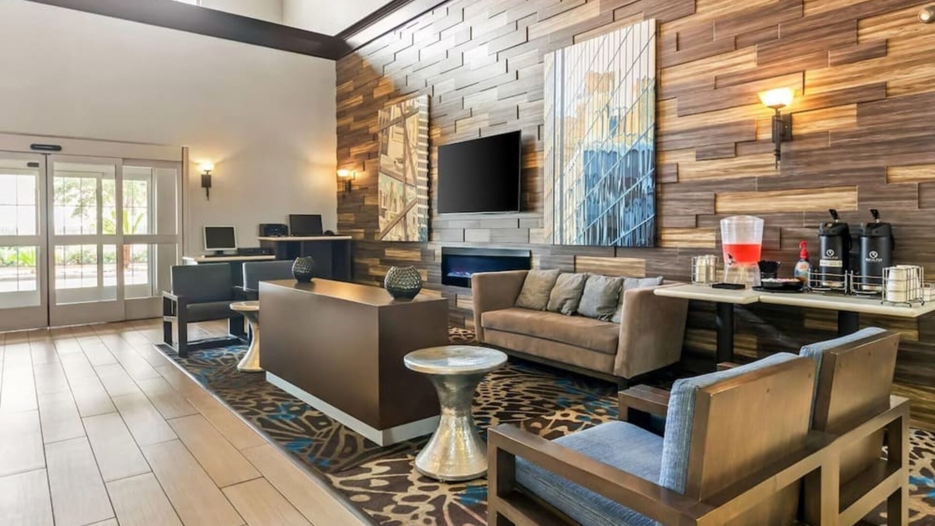 Stylish hotel lobby with lounge seating and fireplace at La Quinta Inn & Suites By Wyndham Houston Energy Corridor.