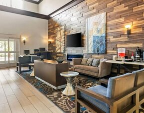 Stylish hotel lobby with lounge seating and fireplace at La Quinta Inn & Suites By Wyndham Houston Energy Corridor.