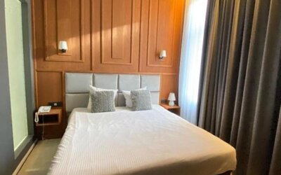 Cozy day room with large curtains and modern décor at Hôtel Espérance.
