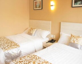 Double-bed guest room with warm lighting and contemporary furnishings at Phoenix Hotel Brooklyn Sunset Park.