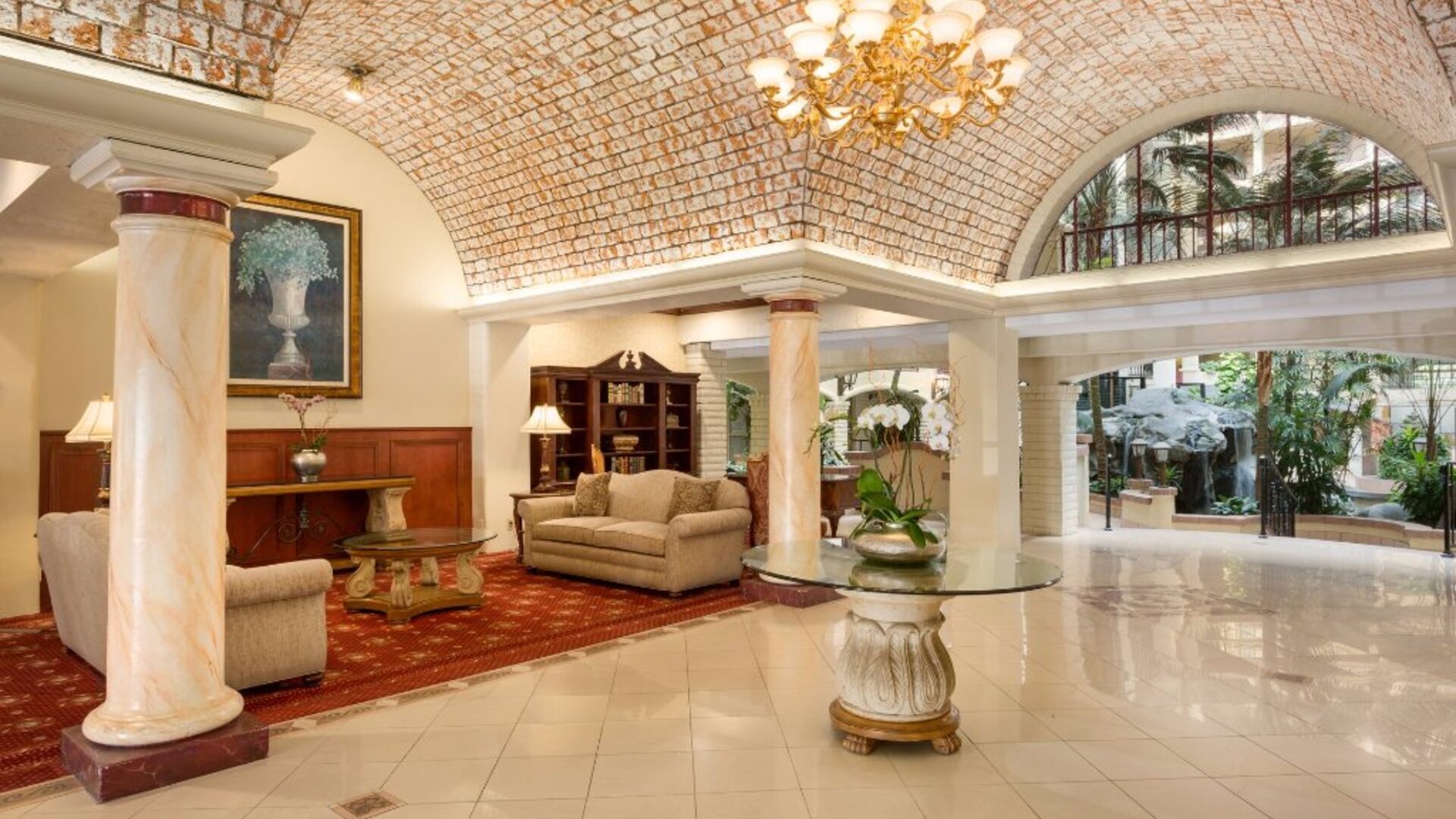 Common area at Embassy Suites By Hilton Arcadia.