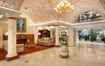 Common area at Embassy Suites By Hilton Arcadia.
