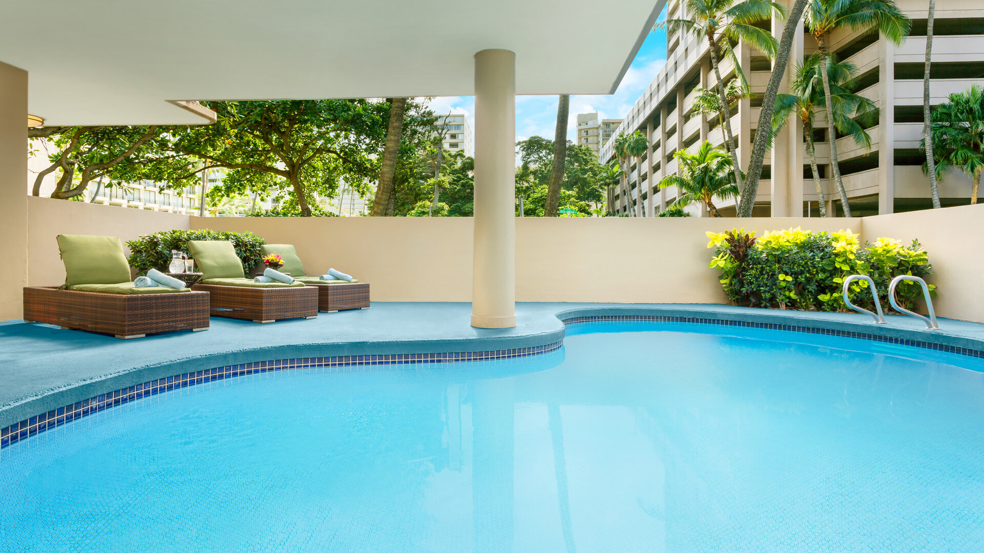 Courtyard Waikiki Beach