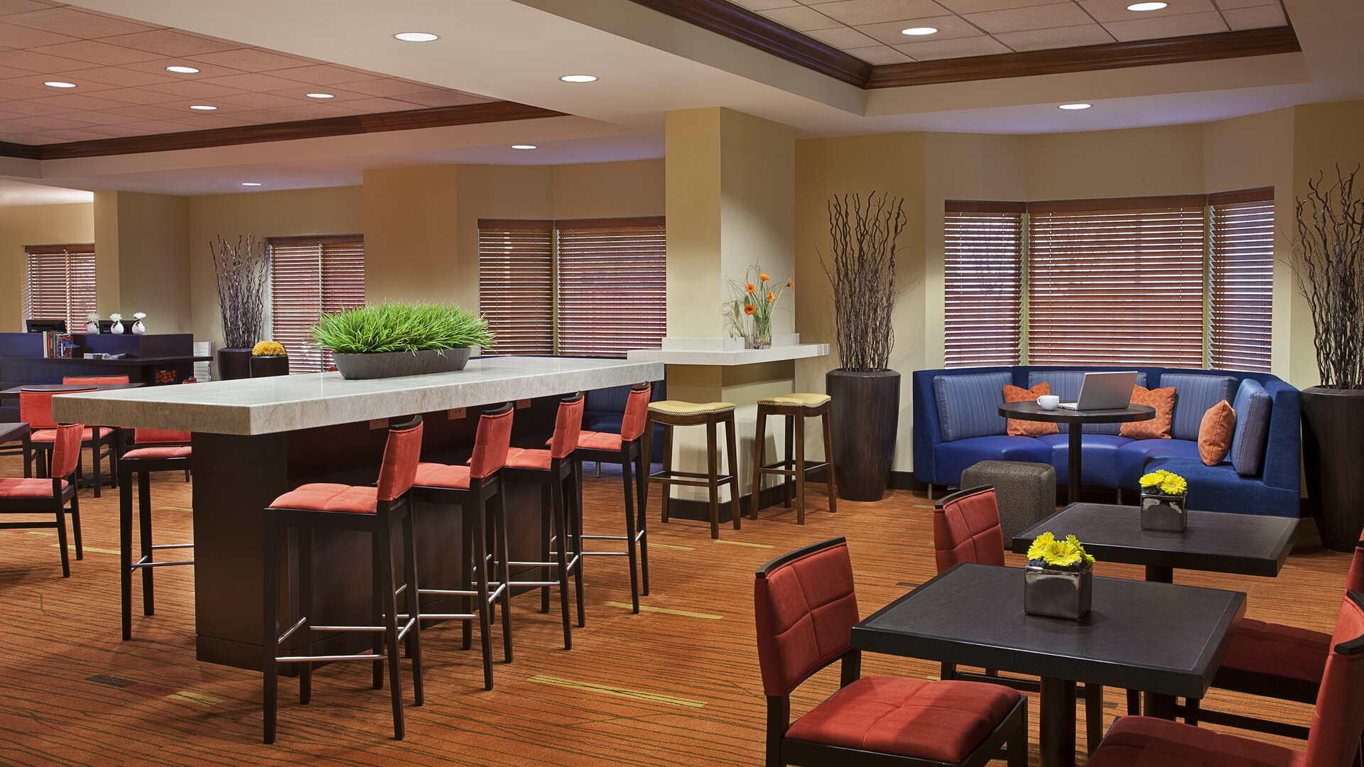 Restaurant area with comfortable seating perfect for co-working at Courtyard By Marriott Toronto Airport.