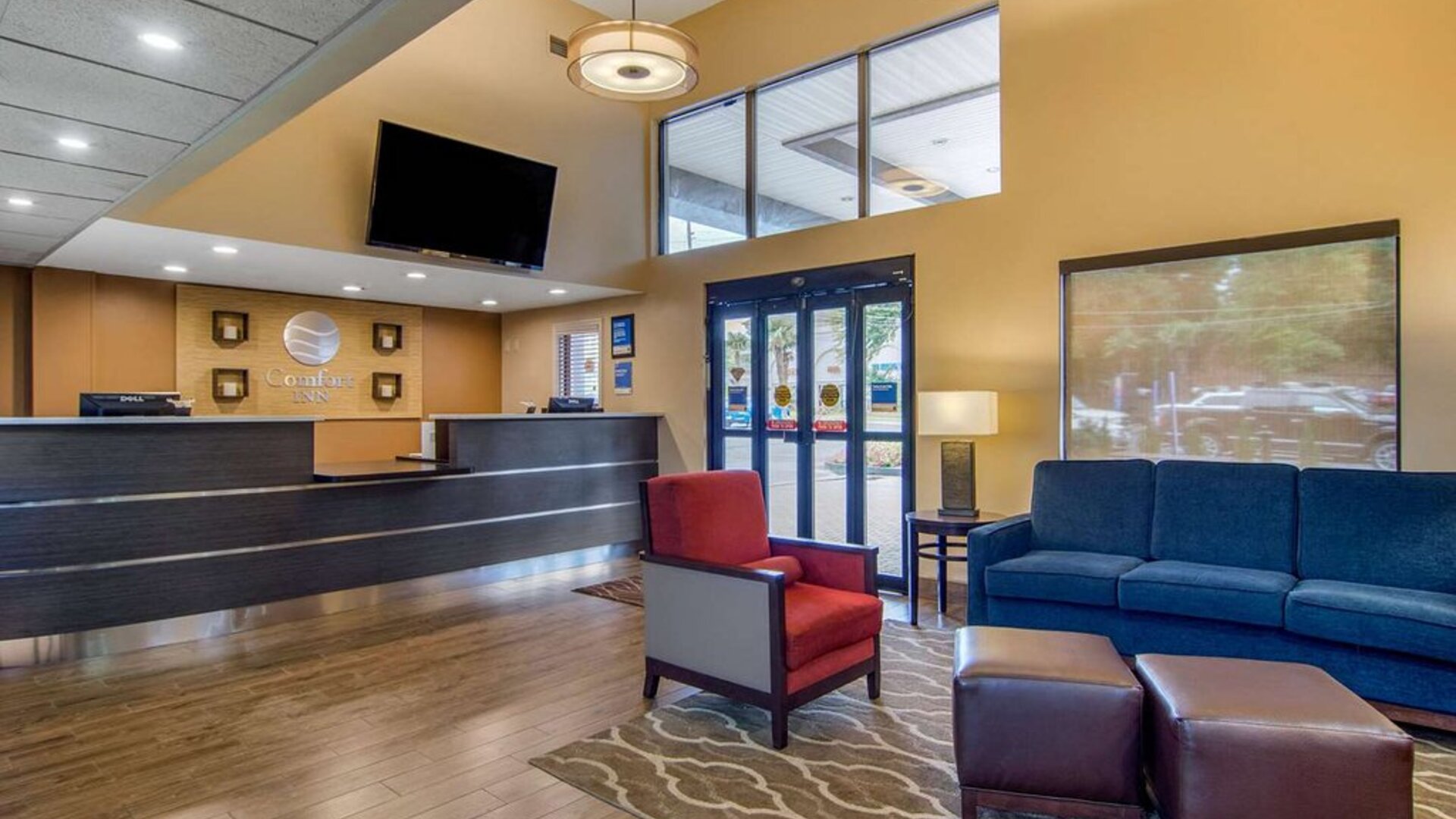 Lobby and coworking lounge at Comfort Inn Sandy Springs - Perimeter.