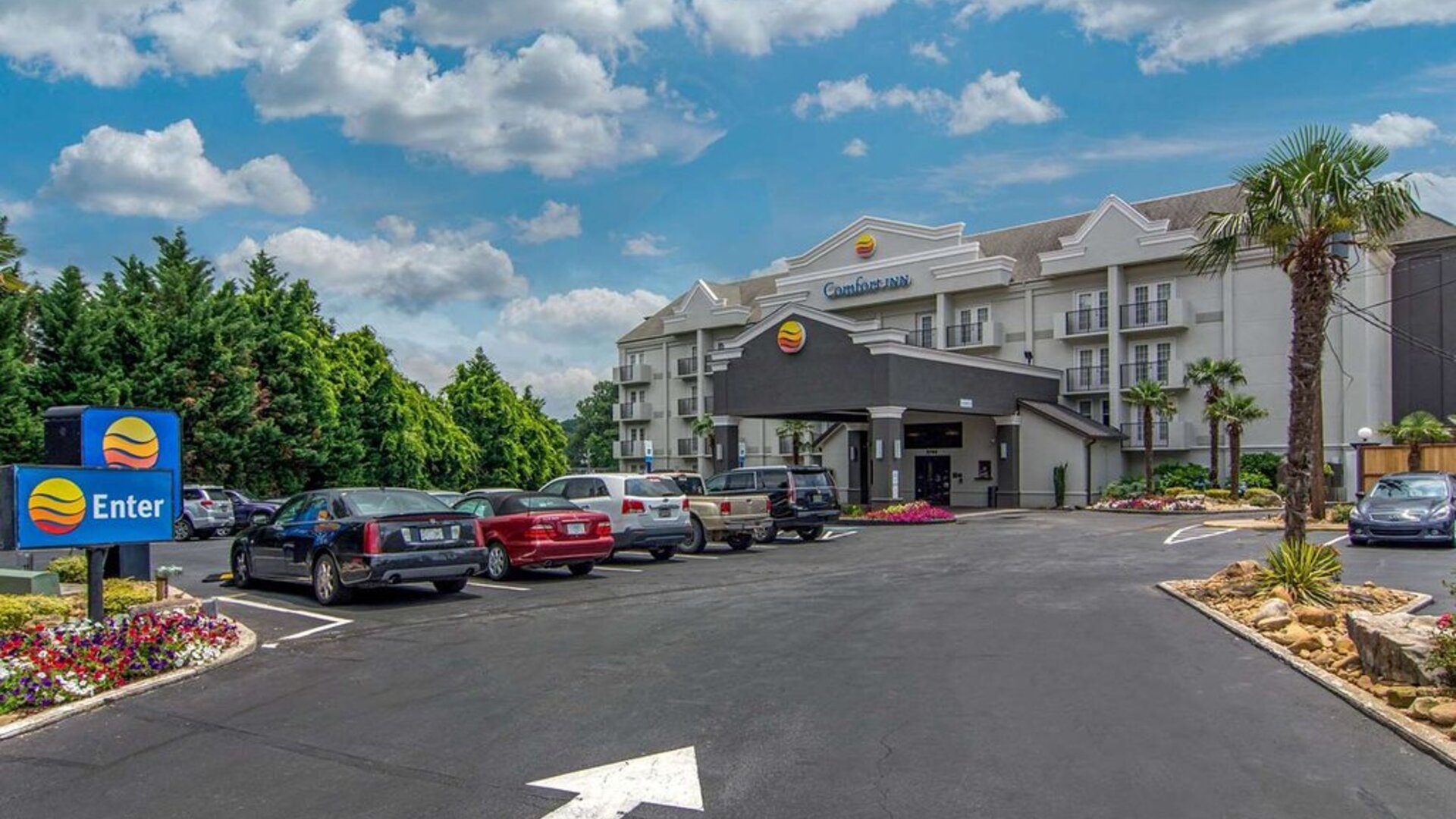 Parking area at Comfort Inn Sandy Springs - Perimeter.