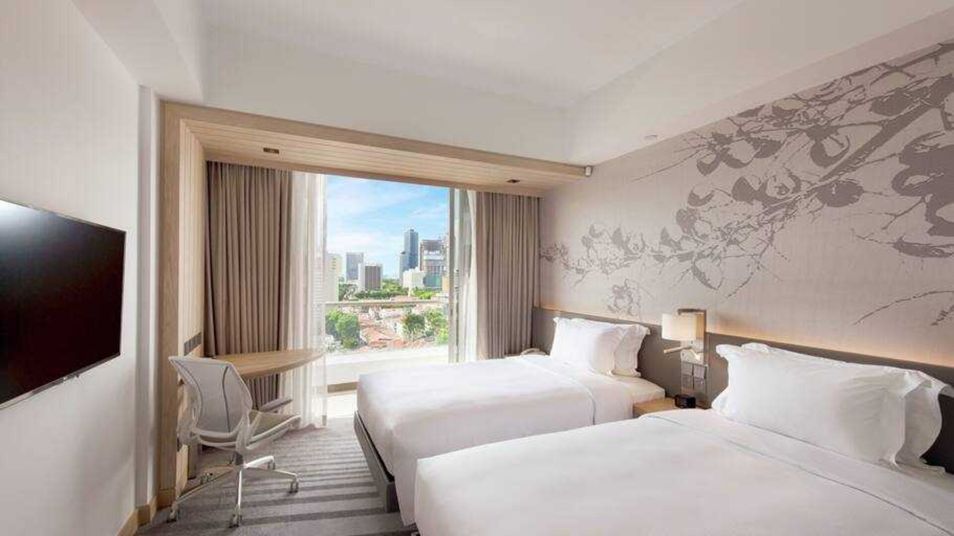 Deluxe twin bedroom with balcony for a great city view at the Hilton Garden Inn Singapore Serangoon.