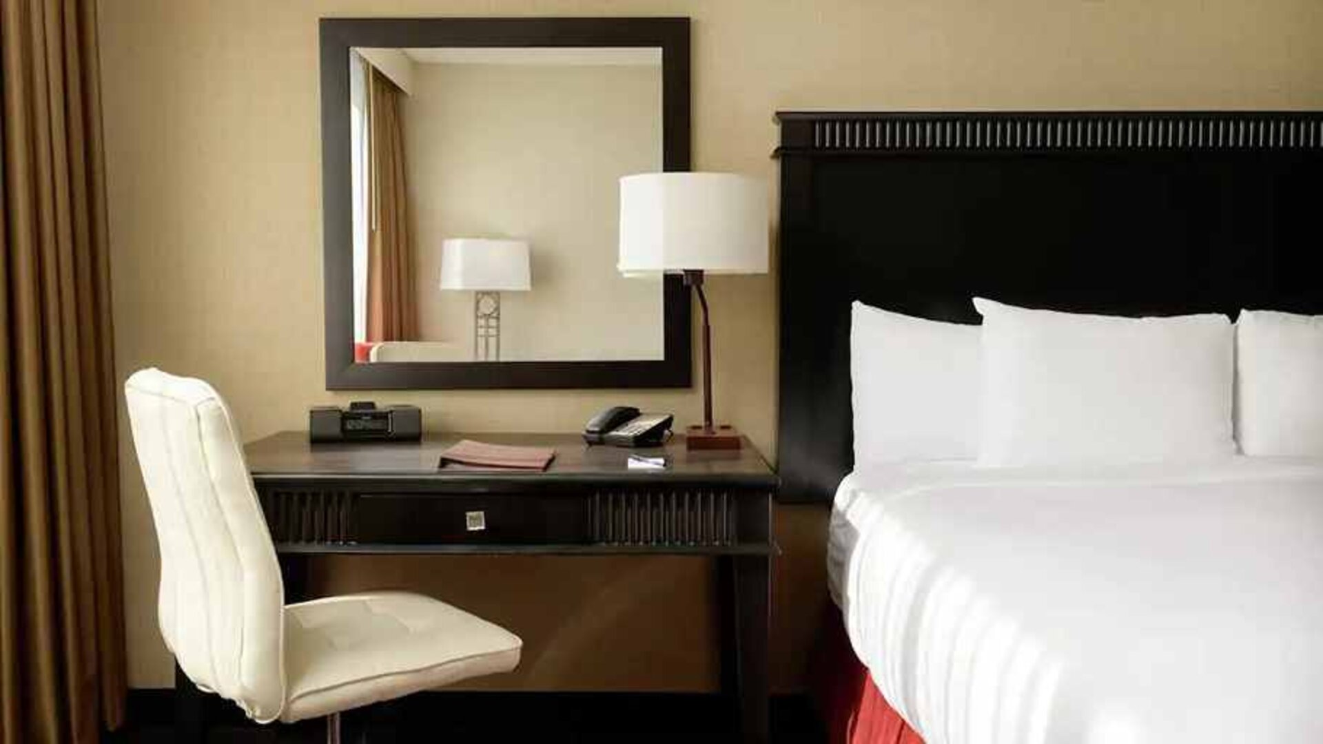 Each room is equipped with a work desk that is perfect for online work at DoubleTree by Hilton Los Angeles Downtown.
