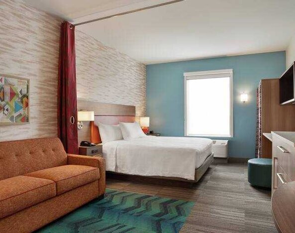 Comfortable king size bed in a hotel room at the Home2 Suites by Hilton Warminster Horsham.