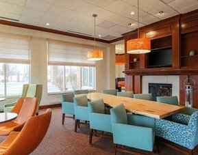 Comfortable lobby-lounge ideal for coworking at Hilton Garden Inn Chicago/Midway Airport.