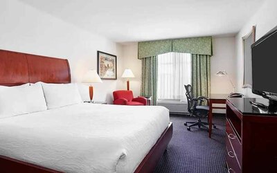 spacious king room with work area and lounge at Hilton Garden Inn Rockville-Gaithersburg.