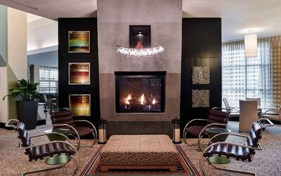 Cosy and comfortable lobby and lounge ideal as a coworking space at Hilton Garden Inn Rockville-Gaithersburg.