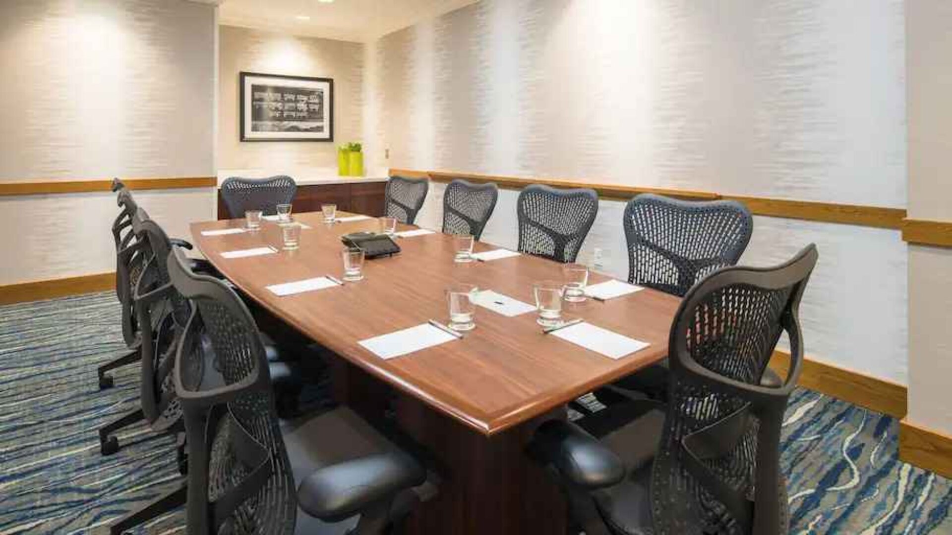 Small meeting room at the Hampton Inn & Suites by Hilton Portland-Pearl District.