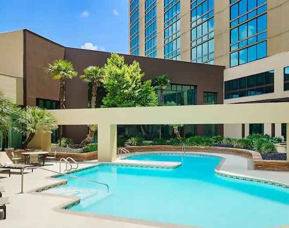 Oudoor pool area at the Hilton San Antonio-Airport.