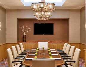 well-equipped meeting room for all business and board meetings at Hilton Los Angeles North/Glendale & Executive Meeting Ctr.
