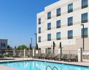 Beautiful outdoor pool with seating area and sun beds at Hampton Inn & Suites Murrieta Temecula.