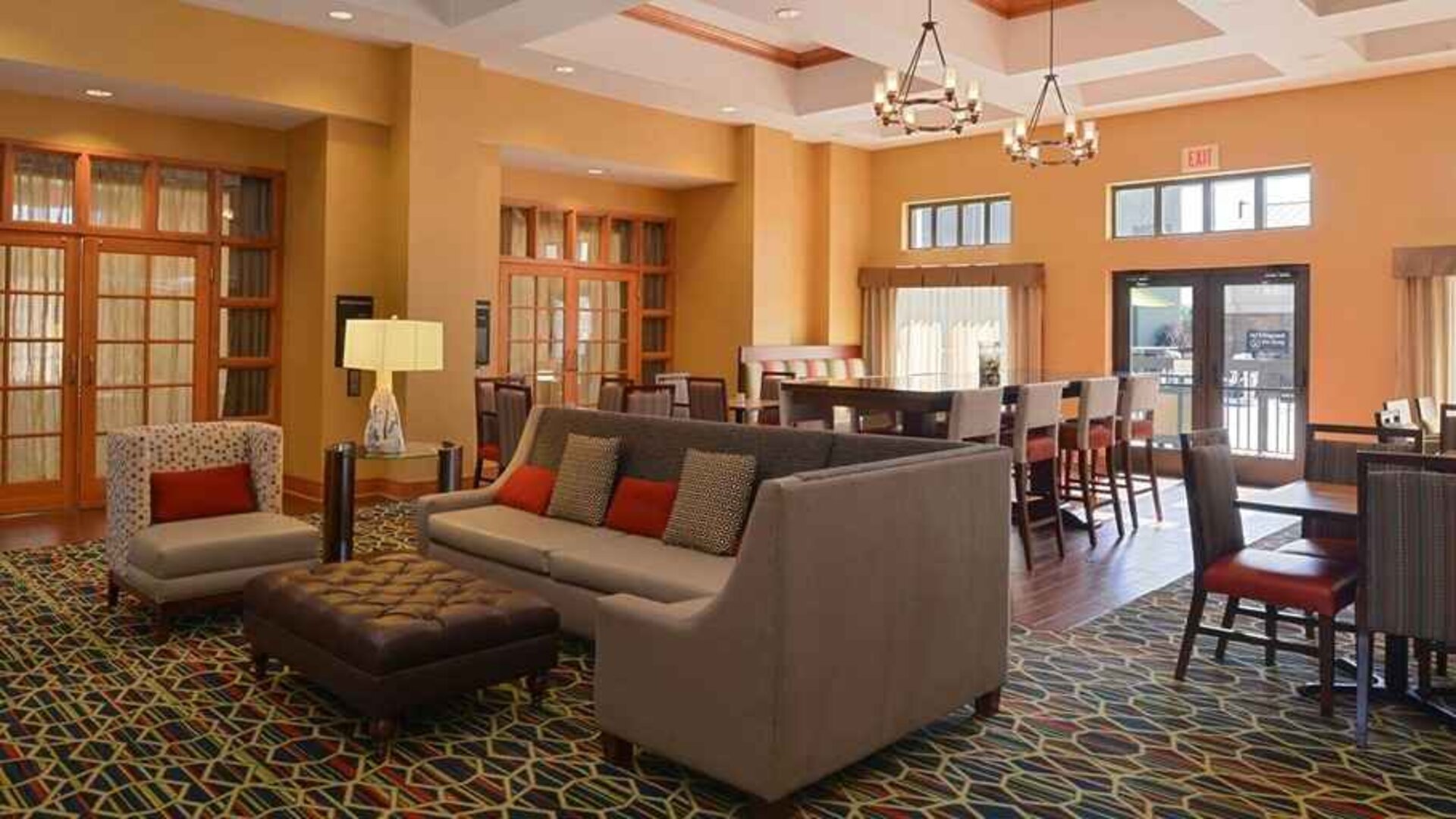 Comfortable lobby lounge area ideal for coworking at Hampton Inn & Suites Pueblo-Southgate.