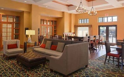 Comfortable lobby lounge area ideal for coworking at Hampton Inn & Suites Pueblo-Southgate.