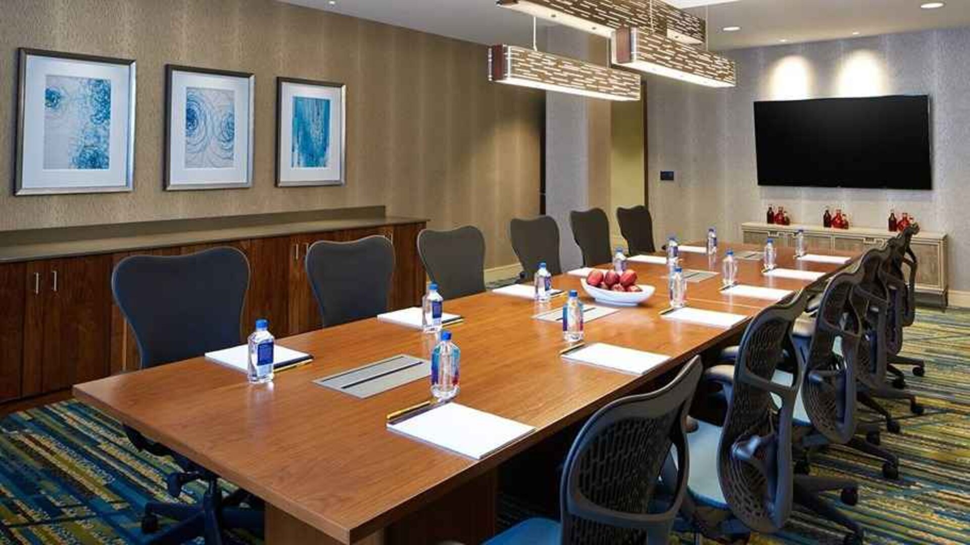 Professional meeting room for all business meetings at Hilton Garden Inn Boston/Marlborough.