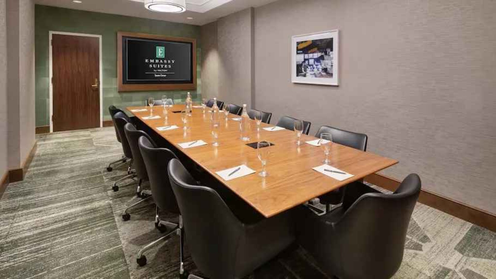 Meeting room perfect for every business appointment at the Embassy Suites by Hilton Tysons Corner.