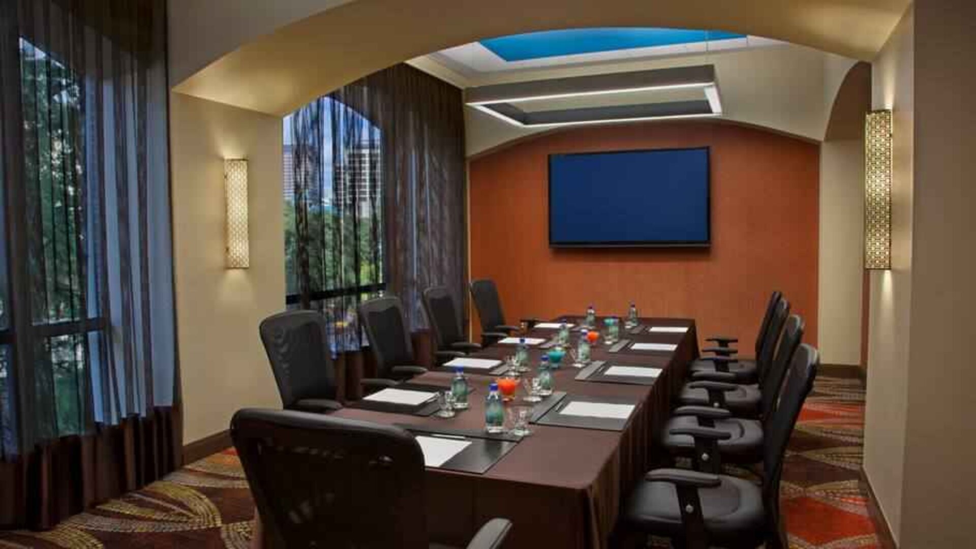 Small meeeting room with screen and windows at the Hilton Palacio del Rio.