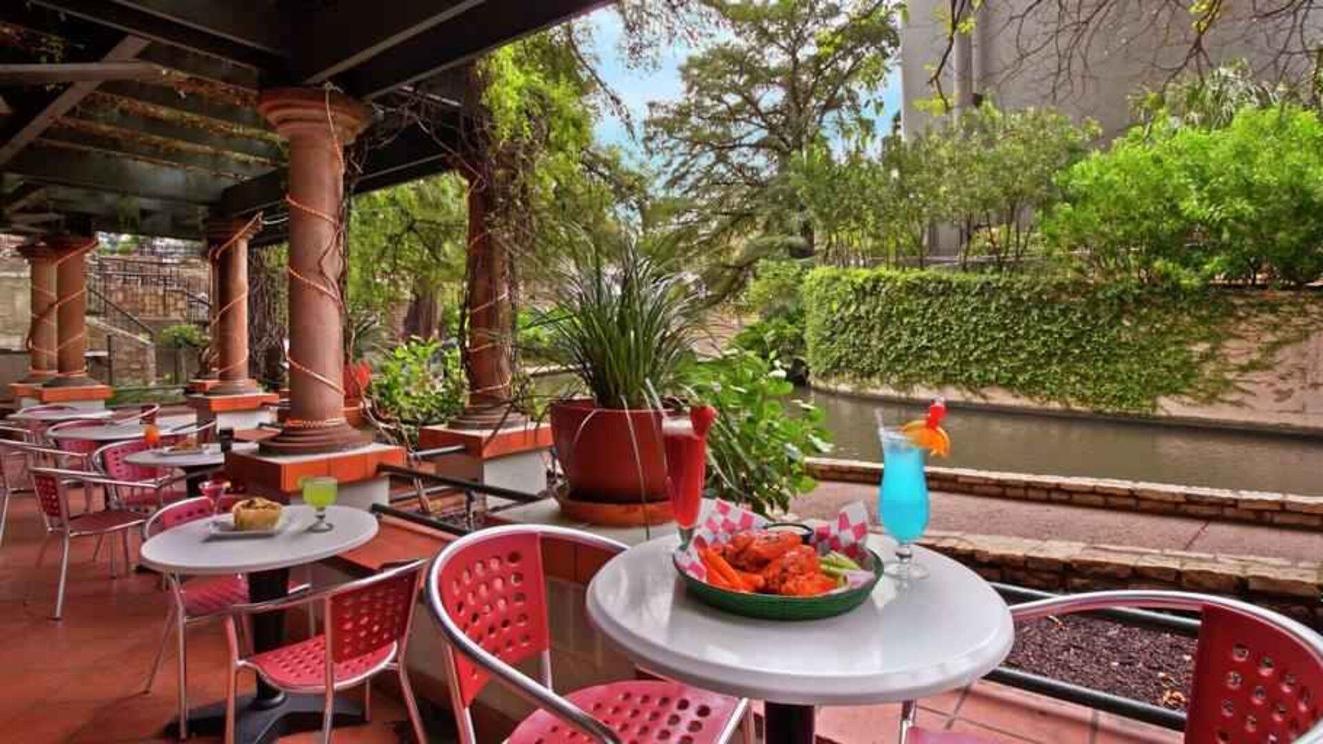 Outdoor workspace by the river at the Hilton Palacio del Rio.